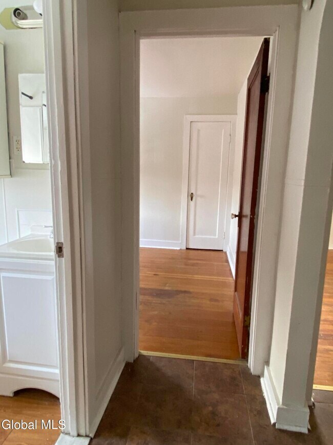 Building Photo - 18 Lily St