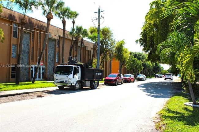 Building Photo - 1280 W 54th St