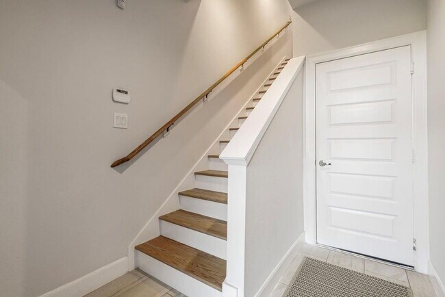 Building Photo - Great Opportunity! Modern three-story home located in the heart of EaDo, offering a well-designed...
