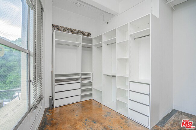 Building Photo - 812 S Spring St