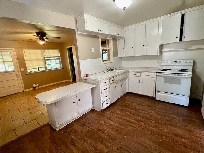 Building Photo - 533 E Fairchild Dr