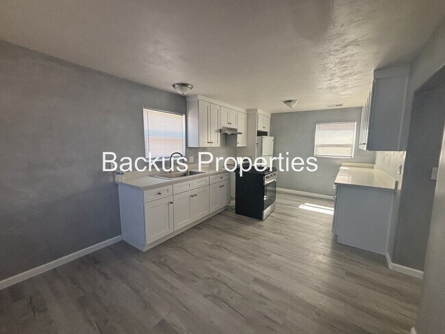 Building Photo - 112 E Bernal Dr