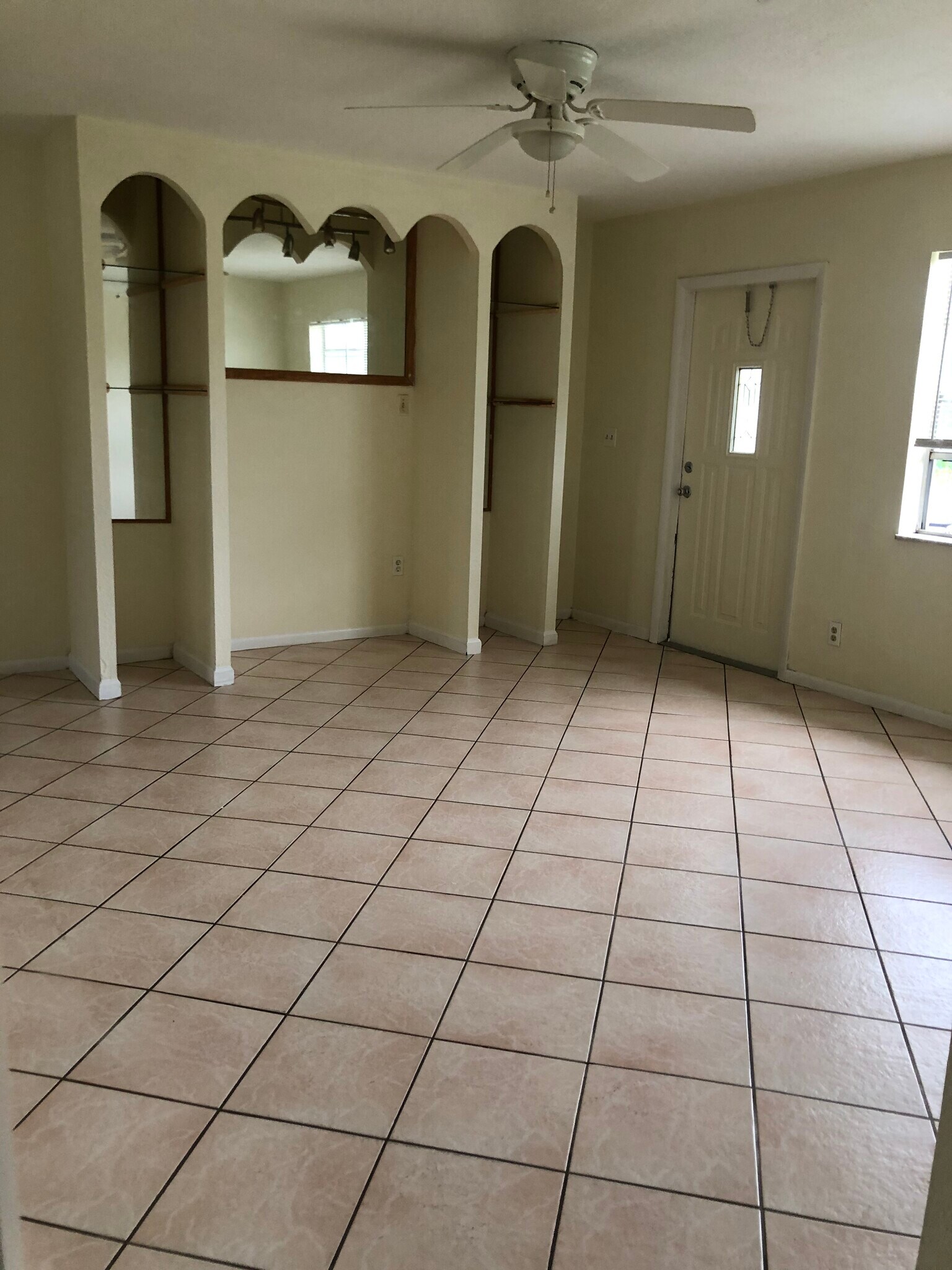 Building Photo - 1536 Barbarie Ln