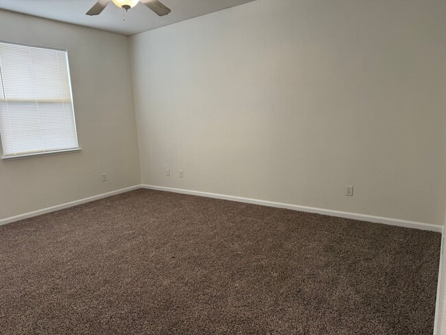 Building Photo - Gorgeous 4 bedroom 2 story home in Anatolia