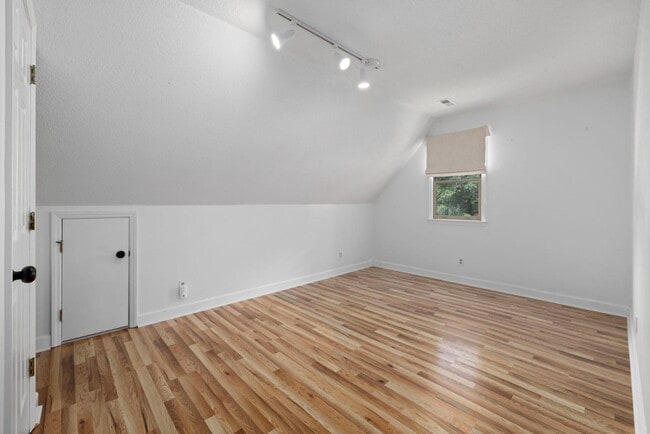 Building Photo - 3804 Zenith Pl