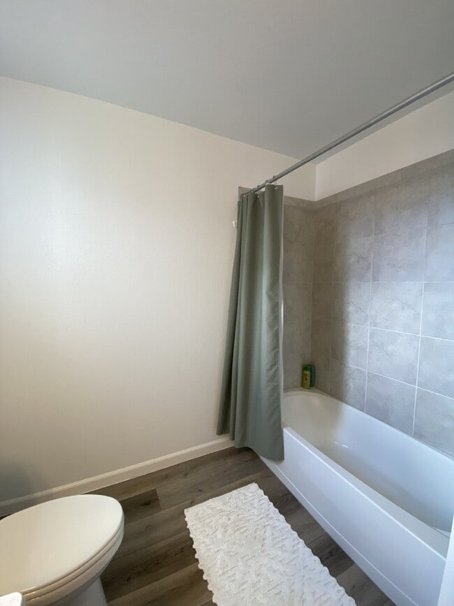 Building Photo - 3 bedroom - Shady Ridge