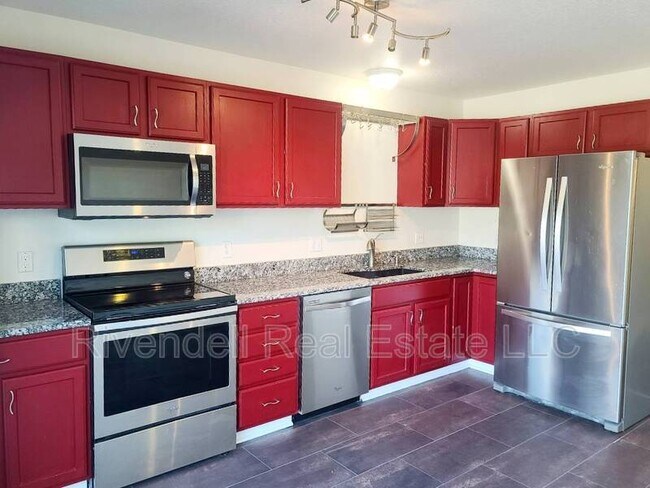Building Photo - 2044 Oakcrest Cir