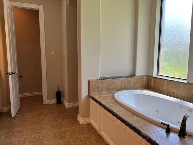 Building Photo - 101 Silverwood Ranch Estates