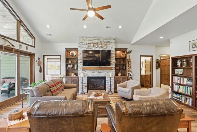 Building Photo - 5700 Island Ct