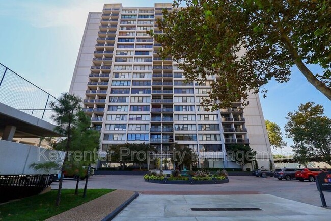 Building Photo - 410 W 7th St