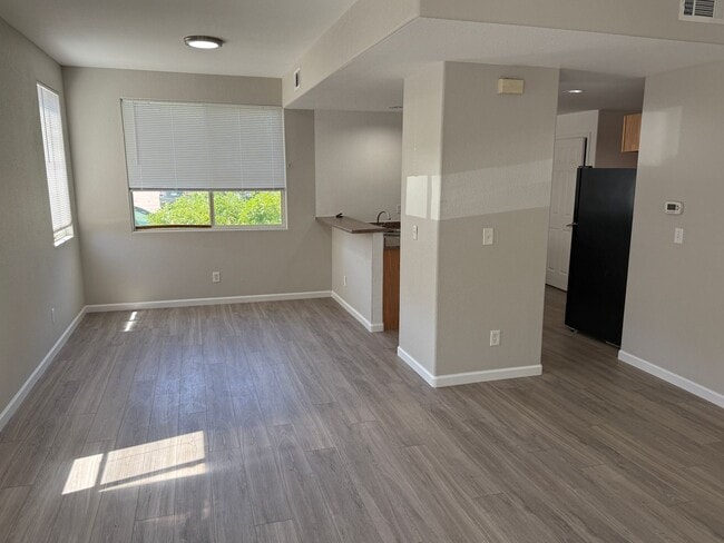 Building Photo - 3 bedroom townhome with 2 car garage!