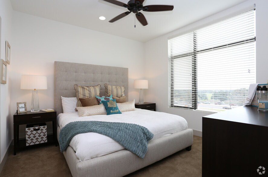 Interior Photo - 100 Park