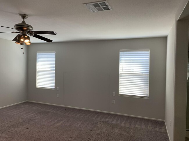 Building Photo - Beautiful 5 bedroom home