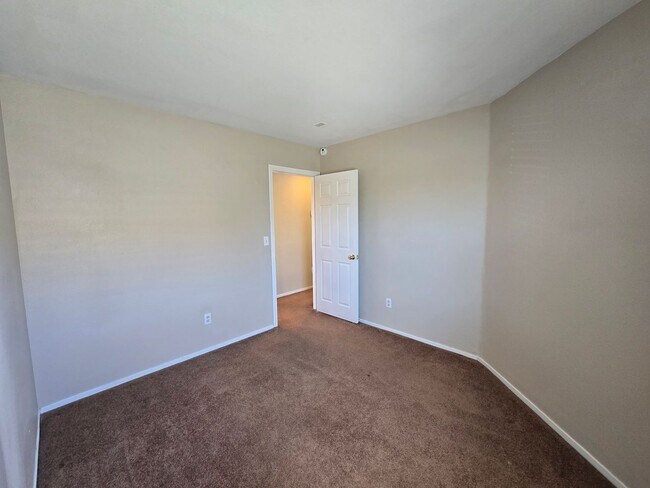 Building Photo - Terrific 3 bed + Loft 2 Car Need Space? Th...