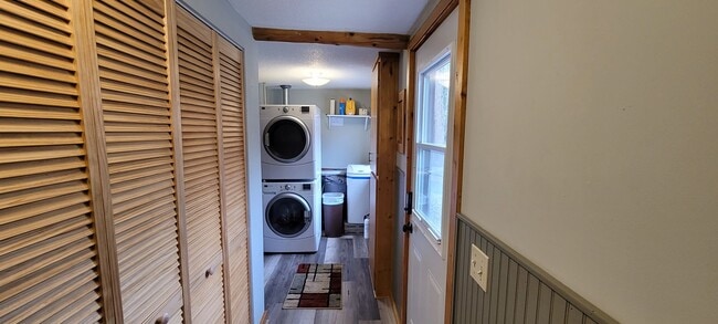 Building Photo - Fully Furnished 3 Bedroom Cabin