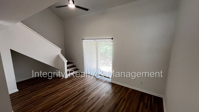 Building Photo - Cozy 2 bed / 2 bath townhome in the heart of Jacksonville