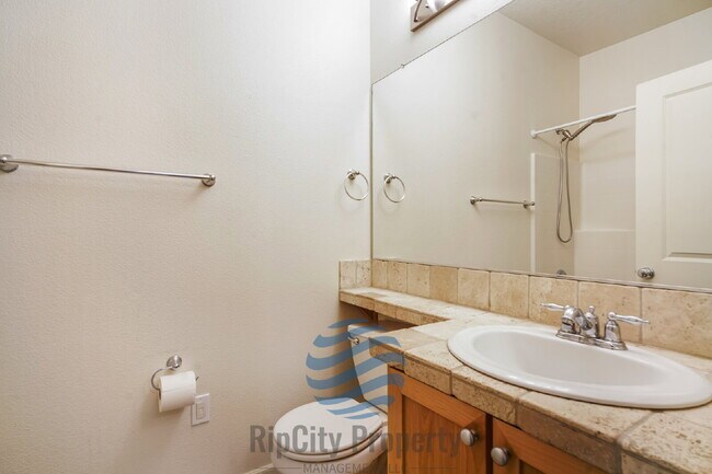 Building Photo - 1090 SW 170th Ave