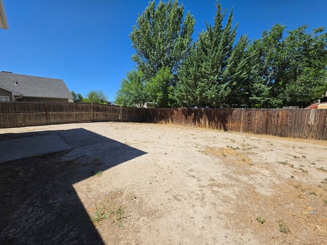 Building Photo - 3 Bed 2 1/2 Bath in Fruitvale