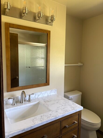 Upper Full Bath - S71W14888 Westcot Dr