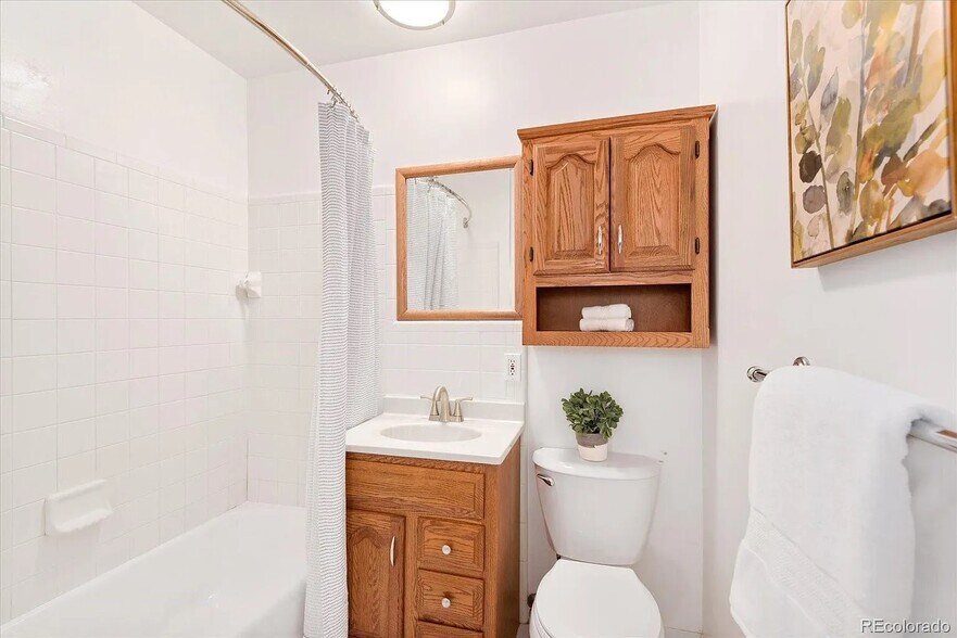 Main Floor Shared Bathroom - 7896 E Jefferson Pl