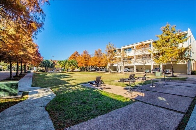 Building Photo - 2401 E 6th St