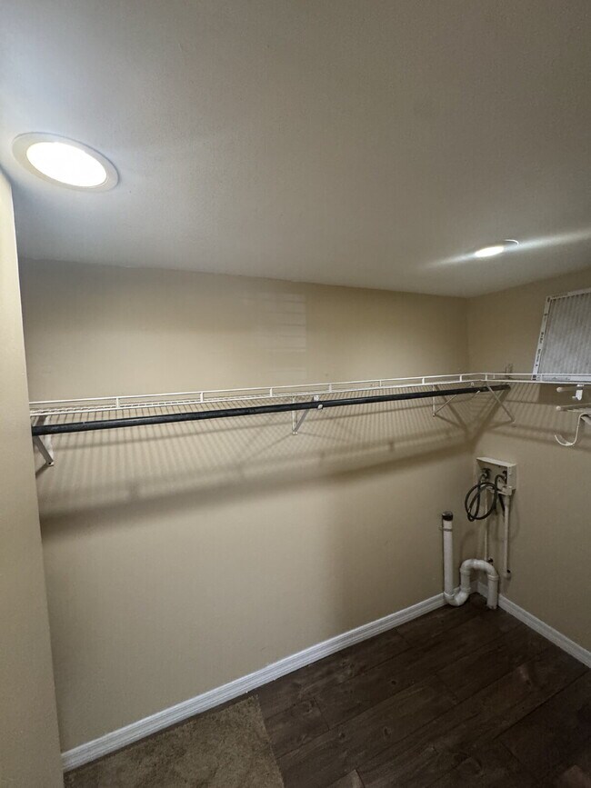 Building Photo - "Charming 1-Bedroom Retreat with Full Bath...