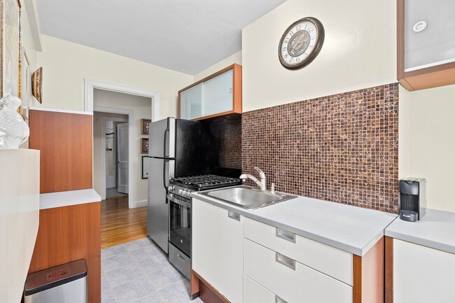 Building Photo - 1BR 1Bth unit. Heat/Hot Water included. Great location!