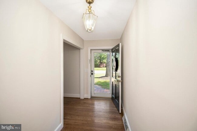 Building Photo - 1732 Beverly Dr