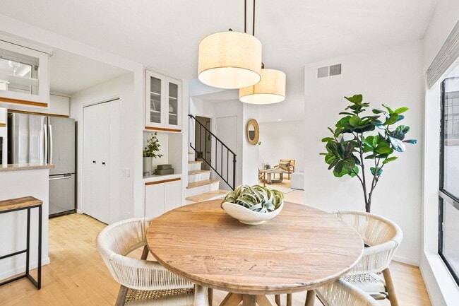 Building Photo - Natural Sunlight in every room, Palos Verdes Estates