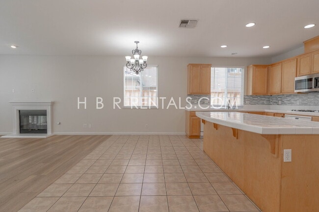 Building Photo - Spacious 5-Bedroom Retreat with 3 Full Baths in Beautiful Tracy – Your Perfect Home Awaits on Ten...