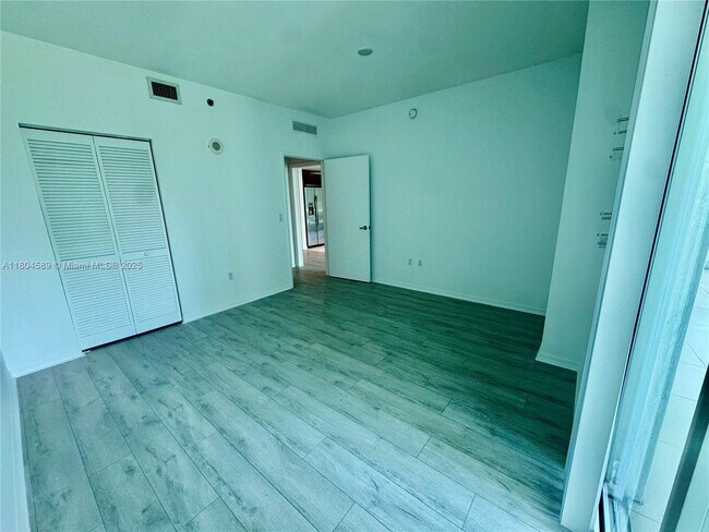 Building Photo - 951 Brickell Ave
