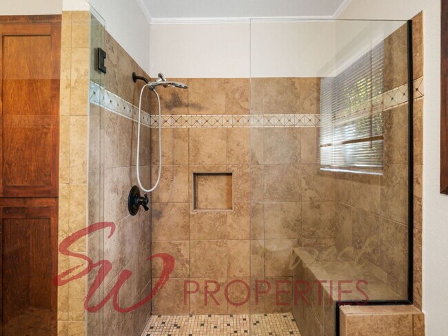 Building Photo - Spacious 4 Bed, 3 Bath Home - Perfect for Family or Student Living!