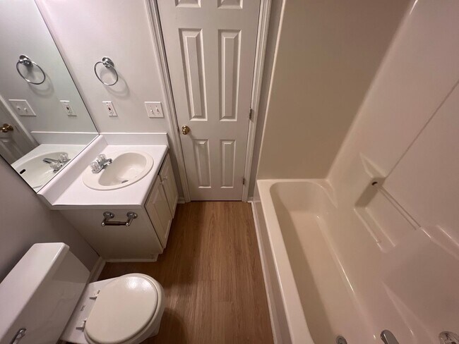 Building Photo - Center 628-630