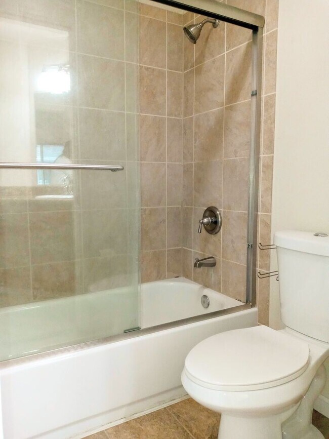 Building Photo - Great Second Floor 2bd Condo With Pool in Gated Complex