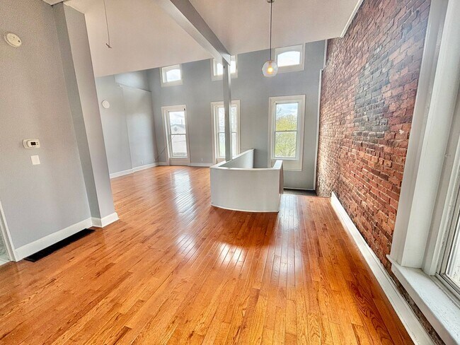 Building Photo - NuLu - Butchertown! Spacious 1BR in Historic District