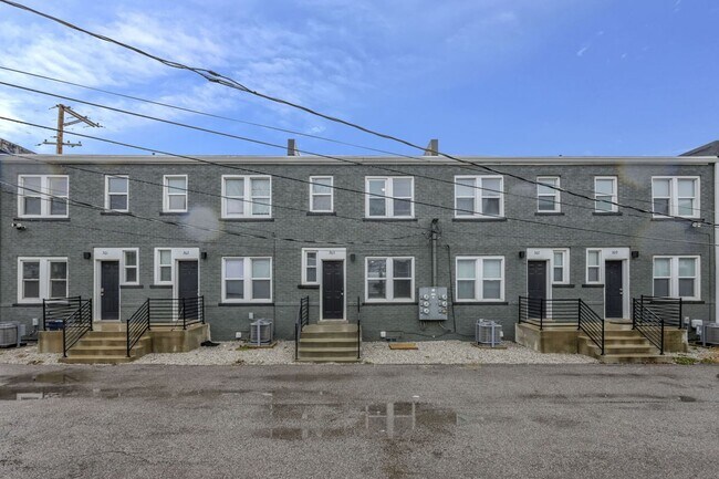 Building Photo - Modern 2BR Townhouse Walk to Downtown All Utilities Included