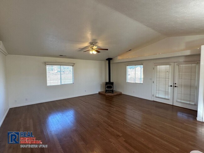 Building Photo - 3 Bedroom Apartment In Veyo