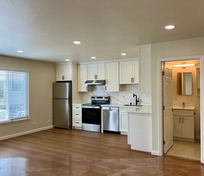 Building Photo - Light, bright & all NEW inside. Beautiful upgrades in this naturally bright 2 bd, 1 ba unit with ...