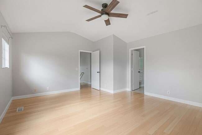 Building Photo - 127 W Harbor Dr