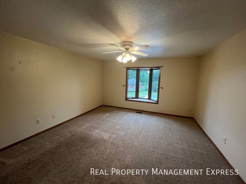 Building Photo - 3 Bedroom 2.5 Bathroom side-by-side duplex with lots of updates