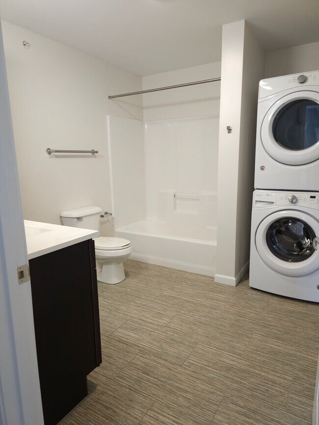 Building Photo - Spacious 1 Bedroom with beautiful wooded view