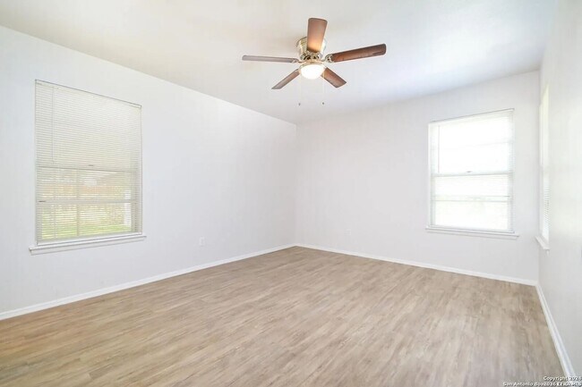 Building Photo - Modern 4-Bedroom House Near Leon Valley