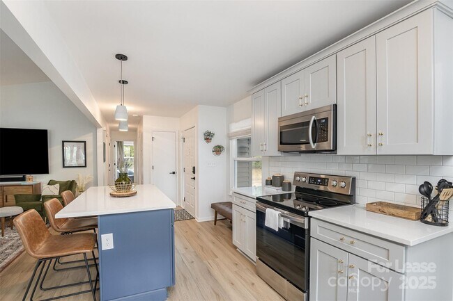 Building Photo - 6618 Lakeside Dr