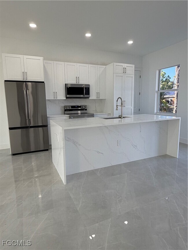 Building Photo - 1037 Macy St E