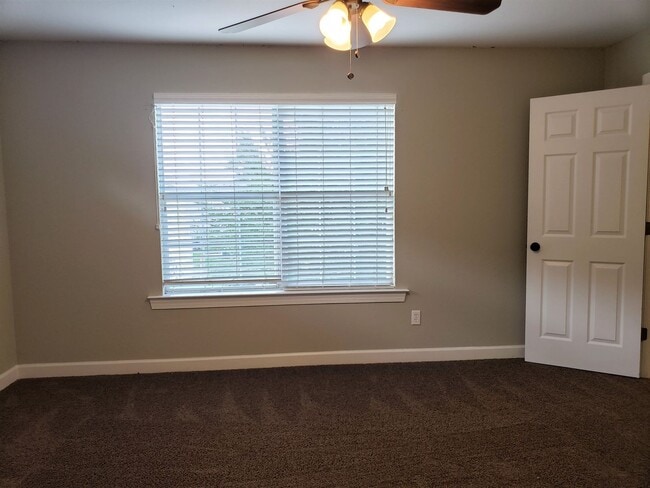 Building Photo - 3 bedroom townhome in gated community with...