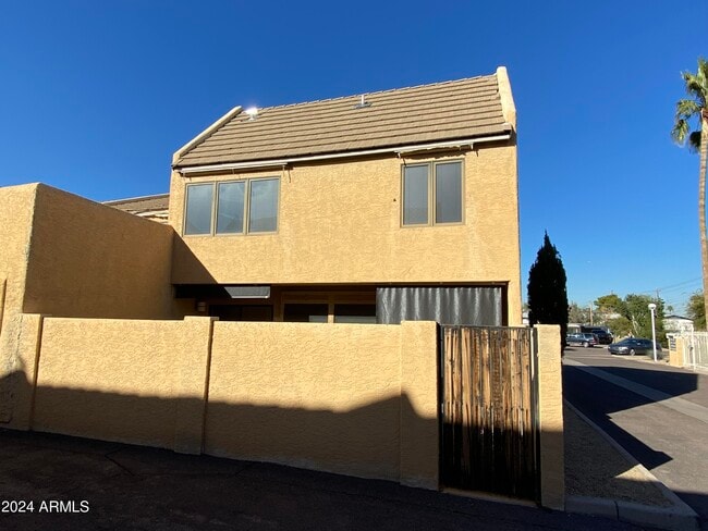 Building Photo - 821 E Redondo Dr