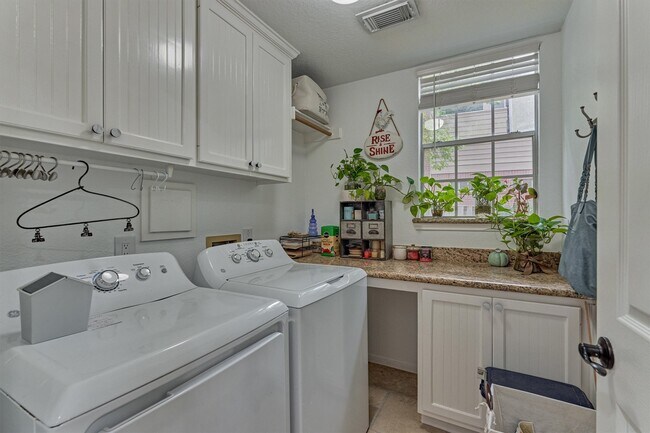 Building Photo - 46 Pinepath Pl