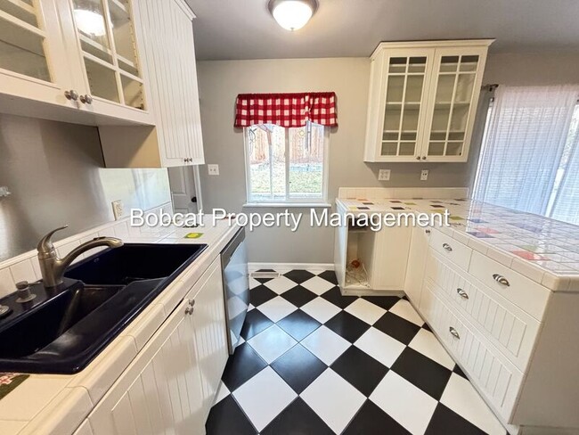 Building Photo - 708 Highland St