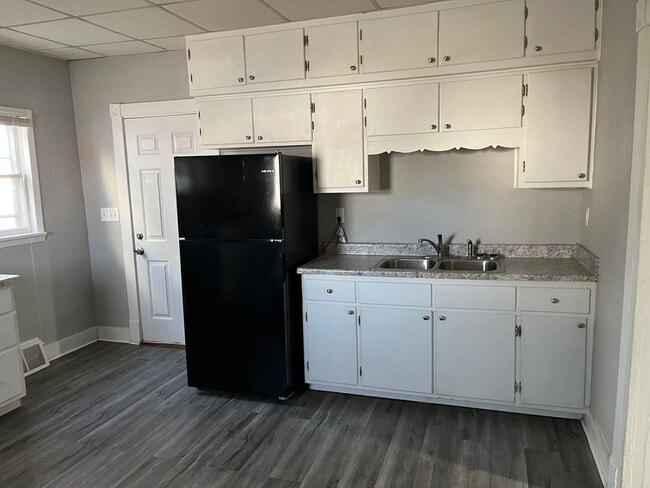 Building Photo - 3 bedroom remodeled home in Davenport near...