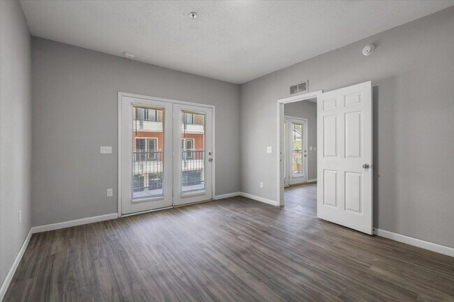 Building Photo - 401 Putnam Dr
